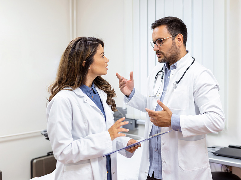 Una doctora y un doctor hablando